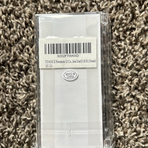 Luxury Lashes - Picture 2 of 3